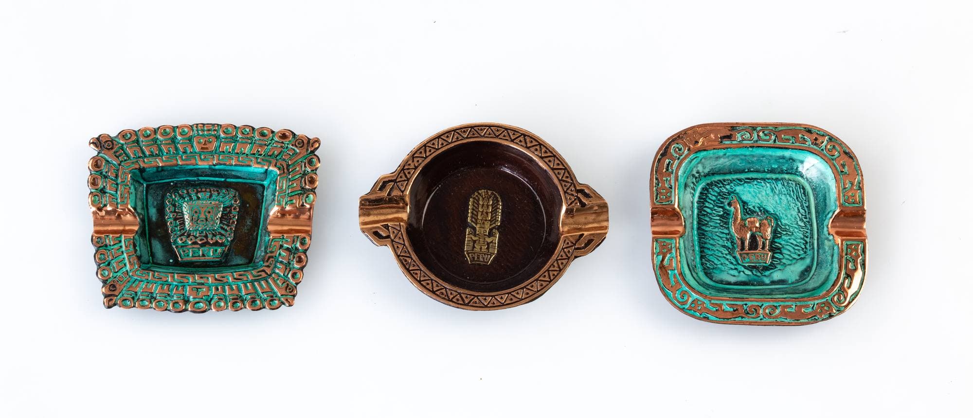 Platos, imanes y adornos con alma andina