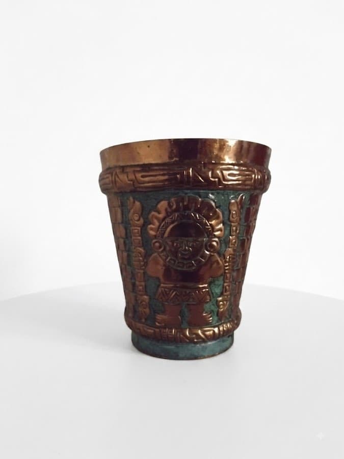 Vaso ceremonial incaico repujado
